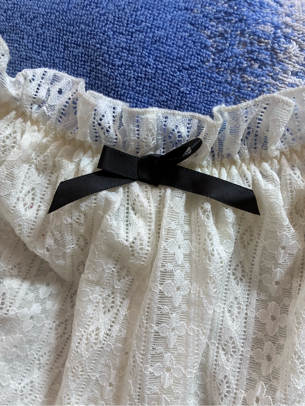 Cream Lace Ruffled bloomers with Bow - Picture 3 of 7